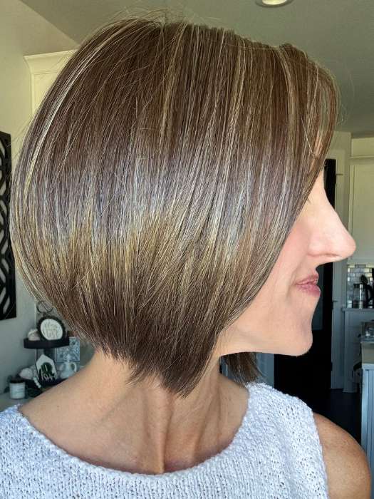 Lisa Mullins @beautifulyouwigreviews wearing DAWN by JON RENAU in color 8RH14 MOUSSE CAKE | Medium Brown with 33% Medium Natural Blonde Highlights