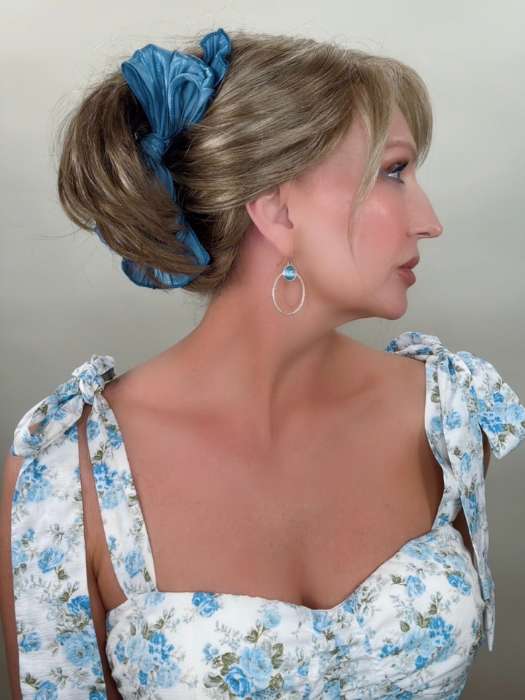 Kim Hammon @letstalkwithkim wearing JOY by ENVY BY ALAN EATON in color ALMOND-BREEZE | Light Brown blended with Ash Blonde (styled with claw clip)