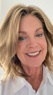 Susan @an_affair_with_hair wearing CHARLOTTE by ENVY BY ALAN EATON in color GOLDEN NUTMEG | Medium Brown roots with overall Warm Cinnamon base and Golden Blonde Highlights