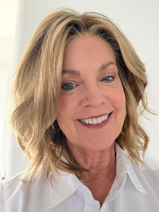 Susan @an_affair_with_hair wearing CHARLOTTE by ENVY BY ALAN EATON in color GOLDEN NUTMEG | Medium Brown roots with overall Warm Cinnamon base and Golden Blonde Highlights