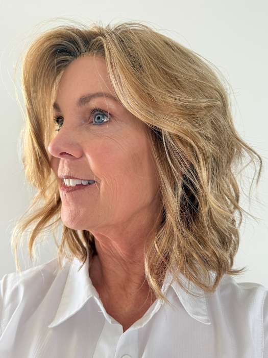 Susan @an_affair_with_hair wearing CHARLOTTE by ENVY BY ALAN EATON in color GOLDEN NUTMEG | Medium Brown roots with overall Warm Cinnamon base and Golden Blonde Highlights