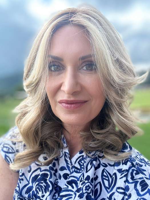 Emily H. @she_sheds_more wearing AURORA by JON RENAU in color 12FS12 MALIBU BLONDE | Light Gold Brown, Light Natural Gold Blonde, Pale Natural Gold-Blonde Blend, Shaded with Light Gold Brown