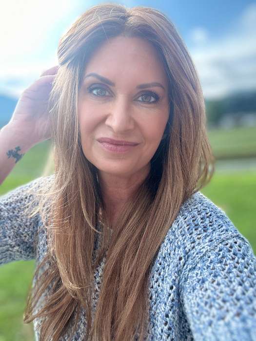 Emily H. @she_sheds_more wearing ZARA LITE by JON RENAU in color 27MB STRAWBERRY SHORTCAKE | Dark Red-Gold Blonde