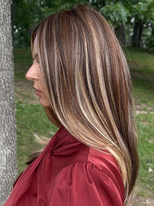 Sandy @i_be_wiggin wearing LEADING EDGE by TRESSALLURE in color EL17/23/R8 | Pale Auburn Beige Blonde Blend, Rooted Medium Brown, Highlighted Light Blonde with face framimg highlights