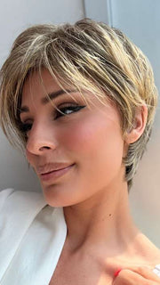 Model is wearing SHARI by ENVY in color 24/18 FROSTED | Light Brown with Wheat Blonde blended highlights