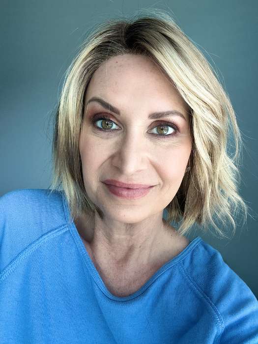 Emily @she_sheds_more wearing ESPRIT by ELLEN WILLE in color CARAMEL-ROOTED 20.14.26 | Medium Gold Blonde and Light Gold Blonde Blend with Light Brown Roots