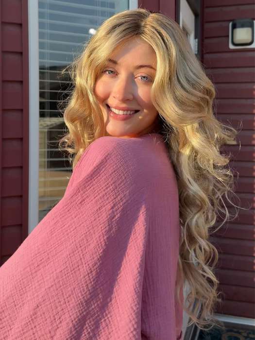 Steph @wigswithsteph is wearing DOWN TIME by RAQUEL WELCH in SS14/88 GOLDEN WHEAT | Dark Blonde Evenly Blended with Pale Blonde Highlights and Dark Roots