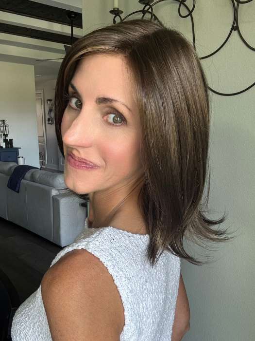 Lisa Mullins @beautifulyouwigreviews is wearing KARLIE by JON RENAU in 8RH14 MOUSSE CAKE | Medium Brown with 33% Medium Natural Blonde Highlights