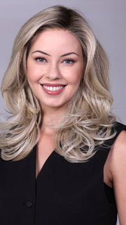 Model is wearing BROOKLYN in CRUSHED ALMOND BLONDE R | A soft Neutral Light Blonde with a Light and Medium Blended Root Color