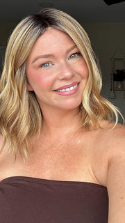 Rayann @50shadesofraaayyy is wearing CHARLOTTE by ENVY in color BUTTERSCOTCH SHADOW | A blend of Strong, Golden Blonde and Light Blonde with Dark Brown Roots