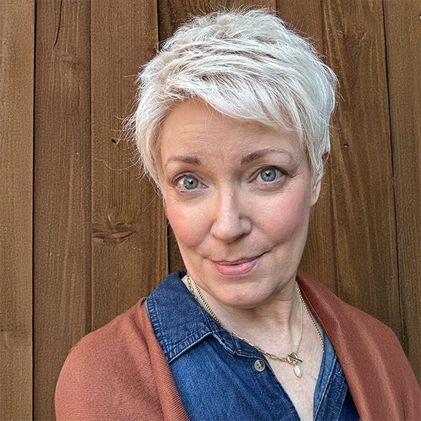 Featured Here: Chat by Ellen Wille in shade Platin Blonde Rooted