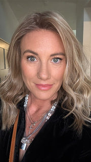 Jenny B. @thewiggygirl wearing COREY by ENVY in color SPARKLING CHAMPAGNE | Medium Brown roots with overall Strawberry Blonde base and soft Golden Blonde highlights
