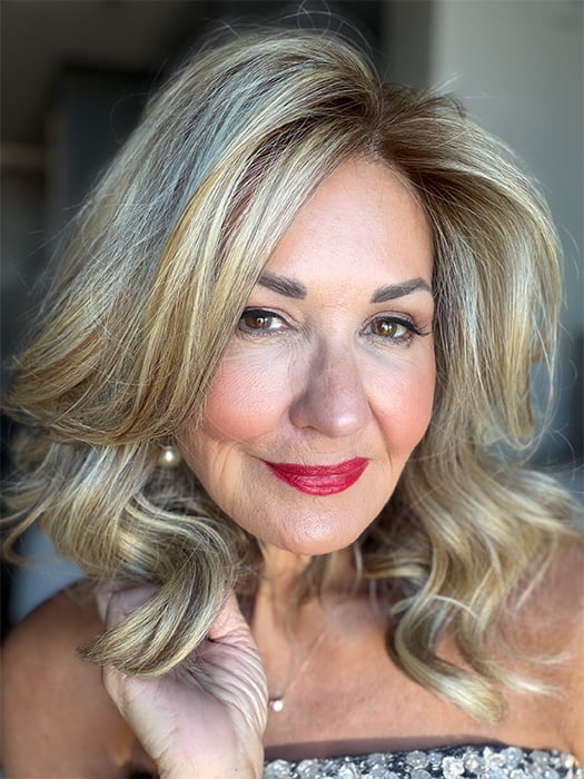 Ellen @aging.with.ellen is wearing AURORA by JON RENAU in color 12FS12 MALIBU BLONDE | Light Gold Brown, Light Natural Gold Blonde, Pale Natural Gold-Blonde Blend, Shaded with Light Gold Brown