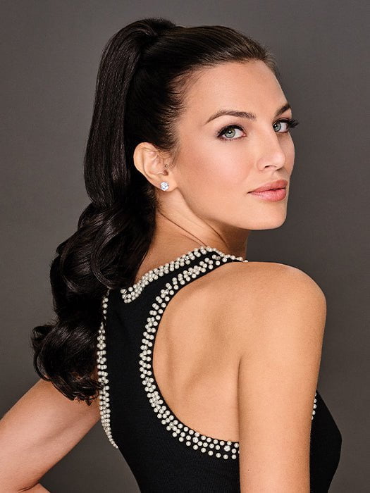 Model is wearing 21" Soft Curls Claw Clip