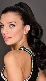 Model is wearing 21" Soft Curls Claw Clip