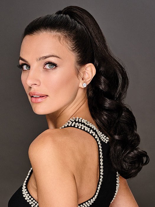 Model is wearing 21" Soft Curls Claw Clip