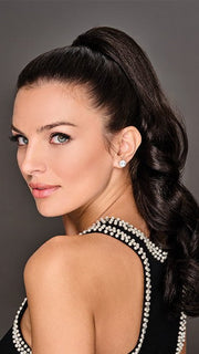 Model is wearing 21" Soft Curls Claw Clip 