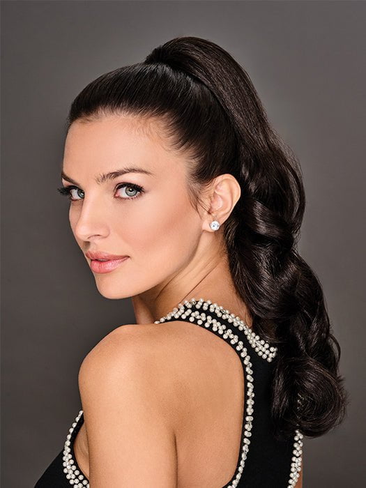 Model is wearing 21" Soft Curls Claw Clip 