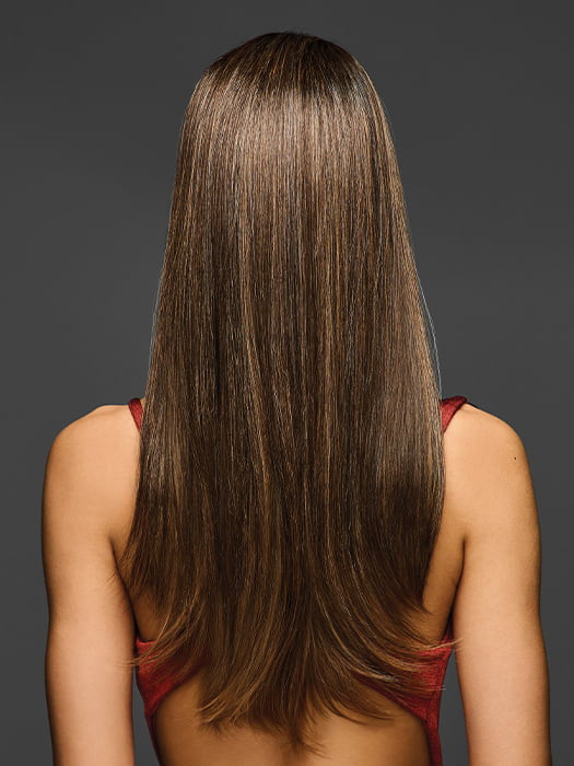 Model is wearing R829S GLAZED HAZELNUT | Medium Brown with Ginger Highlights