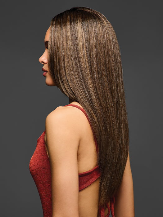 Model is wearing R829S GLAZED HAZELNUT | Medium Brown with Ginger Highlights