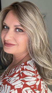 Emily @she_sheds_more wearing WILLOW by JON RENAU in color 12FS12 MALIBU BLONDE | Light Gold Brown, Light Natural Gold Blonde, Pale Natural Gold-Blonde Blend, Shaded with Light Gold Brown