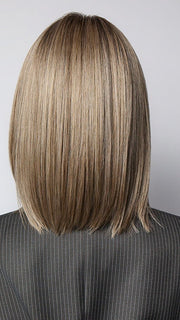 MODEL is wearing ILA in color GREIGE-R | A perfect blend of silver-grey and beige tones with medium brown root