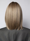 MODEL is wearing ILA in color GREIGE-R | A perfect blend of silver-grey and beige tones with medium brown root