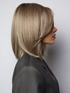 MODEL is wearing ILA in color GREIGE-R | A perfect blend of silver-grey and beige tones with medium brown root
