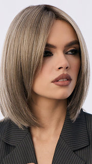 MODEL is wearing ILA in color GREIGE-R | A perfect blend of silver-grey and beige tones with medium brown root