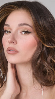 Model is wearing MEDIUM WAVY TP MONO by AMORE in color MARBLE-BROWN-LR | Medium brown and light honey brown 50/50 blend