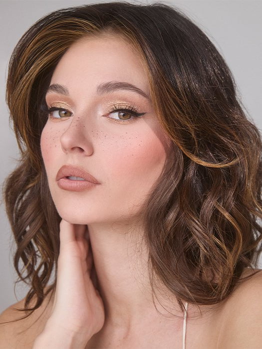 Model is wearing MEDIUM WAVY TP MONO by AMORE in color MARBLE-BROWN-LR | Medium brown and light honey brown 50/50 blend