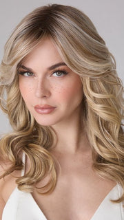 Model is wearing MEDIUM WAVY TP MONO by AMORE in color SEA SALT BLOND R | A perfect mixture of cool, icy-blond and warm-dark blond. The rich brown root tone enhances the modern appearance. 