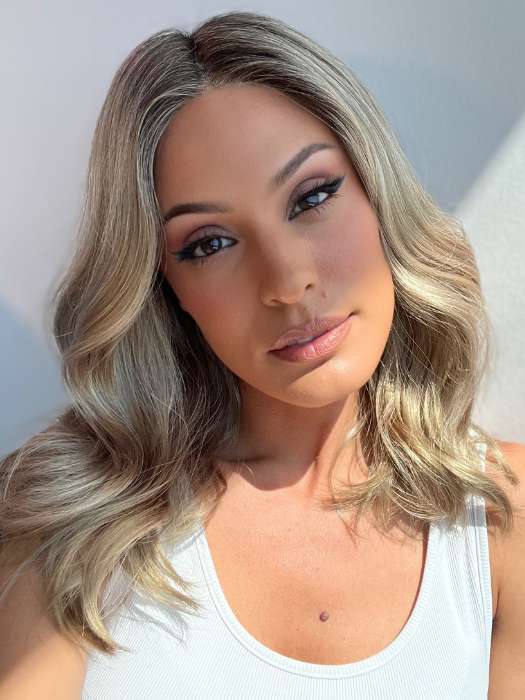 Roxie is wearing MOLLY in color GOLDEN SANDSTONE | Creamy Beige-Blonde with Darker Brown Roots