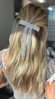 Model is wearing OLIVIA by JON RENAU in color 22F16S8 VENICE BLONDE | Light Ash Blonde and Light Natural Blonde Blend Shaded with Medium Brown (styled with clip - not included)