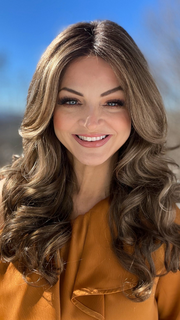 Sandy @i_be_wiggin wearing BRIANNA by ENVY in color TOASTED SESAME | Medium Brown roots with overall Warm Cinnamon base and Wheat Blonde highlights