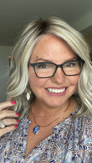 Heidi Willigar @grateful_threads_and_company wearing SIMMER ELITE PETITE by RAQUEL WELCH WIGS in color RL17/23SS ICED LATTE MACCHIATO | Honey Blonde shaded with Cool Blonde with Dark Roots