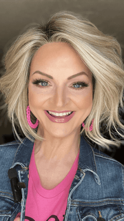 Sandy @i_be_wiggin wearing TREND ALERT by GABOR in color GF19-23SS BISCUIT | Light Ash Blonde Evenly Blended with Cool Platinum Blonde with Dark Roots. PPC MAIN IMAGE