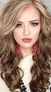 Sandy Holston @i_be_wiggin wearing DOWN TIME by RAQUEL WELCH in color R13F25 PRALINE FOIL | Lightest Brown with Gold Blonde Highlights Around the Face