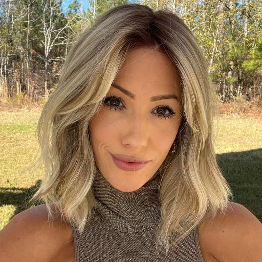 Jenna @jenna_fail wearing HOLLIE by JON RENAU in color 12FS12 MALIBU BLONDE | Light Gold Brown, Light Natural Gold Blonde, Pale Natural Gold-Blonde Blend, Shaded with Light Gold Brown
PPC MAIN IMAGE