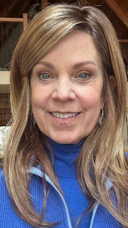 Susan Sparks @an_affair_with_hair wearing BELINDA by ENVY BY ALAN EATON in color GOLDEN NUTMEG | Medium Brown roots with overall Warm Cinnamon base and Golden Blonde highlights
