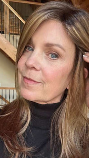 Susan Sparks @an_affair_with_hair wearing BELINDA by ENVY BY ALAN EATON in color GOLDEN NUTMEG | Medium Brown roots with overall Warm Cinnamon base and Golden Blonde highlights
