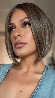 Roxie wearing DUA by ELLEN WILLE in CHOCOLATE FROSTED | Warm, luxurious, and full of depth —this shade is perfect for a multi -dimensional, polished finish.