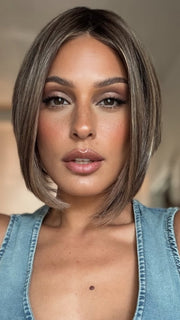 Roxie wearing DUA by ELLEN WILLE in CHOCOLATE FROSTED | Warm, luxurious, and full of depth —this shade is perfect for a multi -dimensional, polished finish.