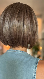 Roxie wearing DUA by ELLEN WILLE in CHOCOLATE FROSTED | Warm, luxurious, and full of depth —this shade is perfect for a multi -dimensional, polished finish.