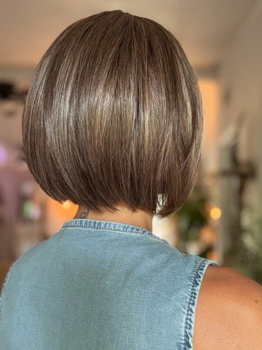 Roxie wearing DUA by ELLEN WILLE in CHOCOLATE FROSTED | Warm, luxurious, and full of depth —this shade is perfect for a multi -dimensional, polished finish.
