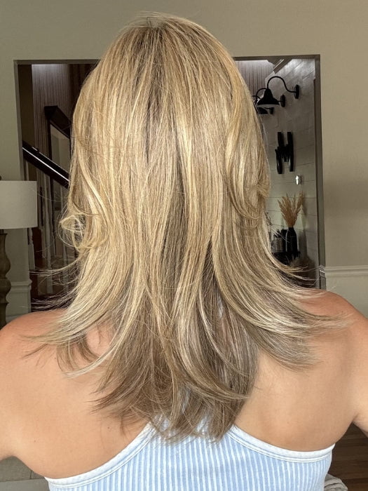 Crystal @crystallhoneycutt is wearing DREW by JON RENAU  in 12FS12 MALIBU BLONDE | LIght Gold Brown, Light Natural Gold Blonde, Pale Natural Gold-Blonde Blend, Shaded with Light Gold Brown