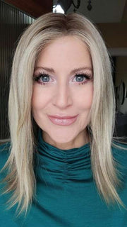 Natalie @vanish.into.thin.hair wearing MARGOT by JON RENAU in color 12FS8 SHADED PRALINE | Medium Natural Gold Blonde, Light Gold Blonde, Pale Natural Blonde Blend, Shaded with Dark Brown