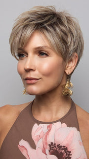 Model is wearing RIN in SEA SALT BLONDE R | A perfect mixture of cool, icy-blond and warm-dark blond. The rich brown root tone enhances the modern appearance.