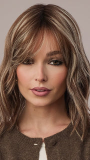 Model is wearing SMOOTH WAVEZ in color SNOWY UMBER R | Medium Ginger Brown base with White Blond highlights