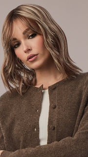 Model is wearing SMOOTH WAVEZ in color SNOWY UMBER R | Medium Ginger Brown base with White Blond highlights